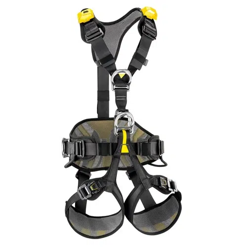El arnés de seguridad Petzl Avao Bod Fast Europeo de Arnés Industrial es un arnés de seguridad negro y amarillo diseñado para escalada o uso industrial. Cuenta con múltiples correas y hebillas ajustables, soportes acolchados para la cintura y las piernas y puntos de sujeción para equipo adicional o cuerdas. Este arnés de diseño europeo es resistente y ergonómico.