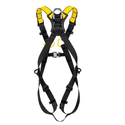 Imagen de un arnés Petzl Newton Europeo de color negro y amarillo de Arnés Industrial, con correas ajustables y hebillas metálicas, diseñado para la protección contra caídas. El arnés incluye un punto de enganche central, lo que garantiza una sujeción segura en trabajos de escalada o construcción.