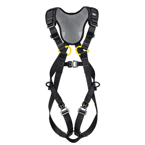 Imagen de un arnés de seguridad negro con múltiples correas ajustables, hebillas y un soporte dorsal acolchado. El Arnés Industrial Petzl Newton Fast Europeo incluye anillas en D de color amarillo brillante para su fijación y está diseñado para la protección contra caídas en entornos de alto riesgo.