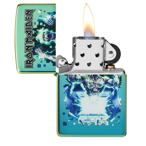 Un encendedor Zippo Iron Maiden de metal verde muestra un diseño pixelado con la palabra "Iron Maiden" en la tapa. El encendedor está abierto y revela una llama encendida.