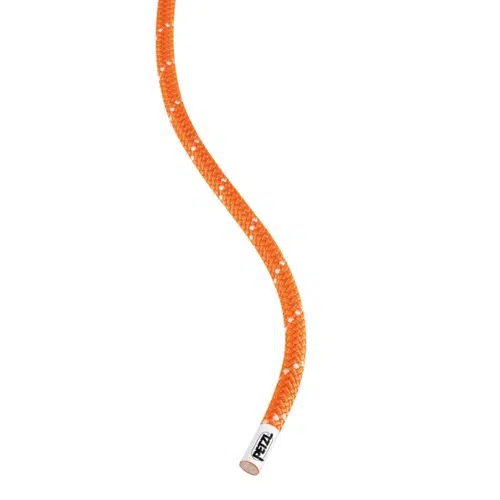 La Petzl Push, una cuerda semiestática de 9 mm y 40 m, presenta un diseño naranja con motas blancas y un extremo en forma de bucle. Una pequeña etiqueta de la marca adorna un extremo y la cuerda se presenta elegantemente sobre un fondo blanco liso.