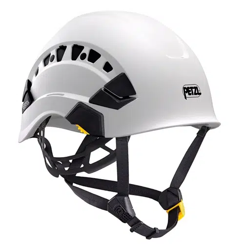 El Casco Industrial Petzl Vertex Vent es un casco de escalada blanco con ranuras de ventilación negras, correas ajustables y un logotipo Petzl negro en el lateral. Diseñado con líneas elegantes y una forma ergonómica, ofrece protección y comodidad para los escaladores.