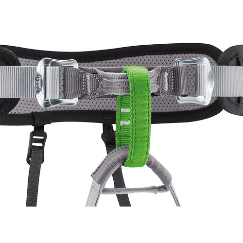 Primer plano de una sección del arnés Arnés Petzl Aspir, resaltando su diseño gris y negro con correas, hebillas metálicas para ajuste y un distintivo lazo verde.