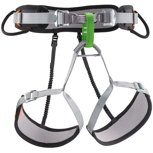 El arnés de escalada en roca Arnés Petzl Aspir, disponible en gris y negro, está equipado con perneras ajustables, portamateriales y un distintivo anillo de seguridad verde. Cuenta con hebillas metálicas para un ajuste seguro y acolchado para garantizar la comodidad.