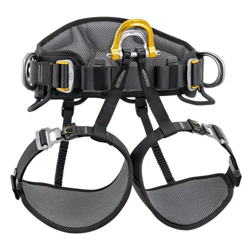 El arnés de escalada Petzl Astro negro cuenta con cintura y perneras acolchadas con hebillas ajustables y anillas en D metálicas. Cuenta con un mosquetón central amarillo y detalles de malla en las perneras para ventilación, lo que lo convierte en una opción ideal para los entusiastas de Arnés Industrial.