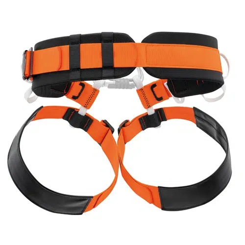 El arnés de escalada Arnés Petzl Aven, de llamativos colores naranja y negro, se presenta sobre un sencillo fondo blanco. Incluye correas y acolchados ajustables, además de múltiples hebillas y presillas para una mayor seguridad y sujeción del equipo.
