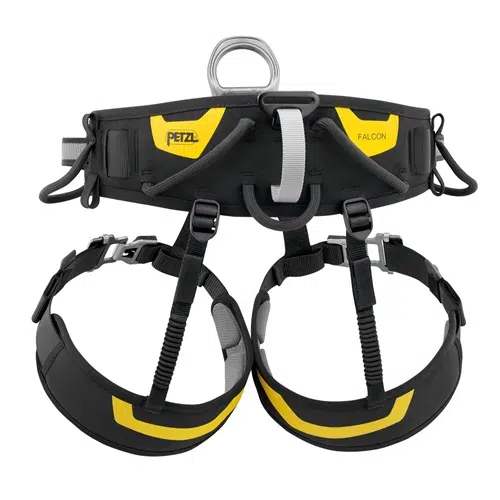 El "Arnés Industrial Falcon Petzl 2022" en color negro y amarillo cuenta con correas ajustables, trabillas y anillas metálicas para garantizar la máxima seguridad y comodidad durante las actividades de escalada, con el logotipo Petzl destacado en la cintura.