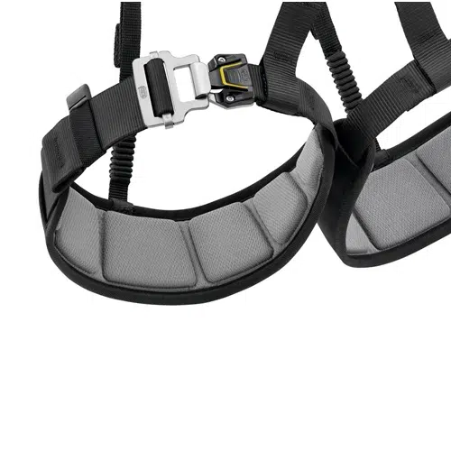 Un primer plano del Arnés Industrial Falcon Petzl 2022, destacando su diseño acolchado en gris y negro con correas ajustables y una robusta hebilla metálica.