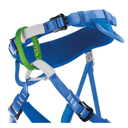 Primer plano de un arnés de escalada azul y verde, el Arnés Petzl Macchu para Niños, que muestra sus hebillas ajustables y su acolchado. Este arnés está equipado con múltiples correas y cierres diseñados para un uso seguro en actividades de escalada.