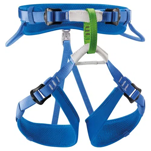 El arnés de escalada Arnés Petzl Macchu para Niños en azul y gris cuenta con correas y hebillas ajustables, y se completa con un lazo de seguridad verde en la parte delantera.