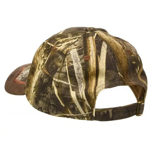 El Gorro Beretta Camo Cap BC150 está diseñado con un patrón de camuflaje con tonos marrones y verdes inspirados en la naturaleza. Visto desde atrás, destaca una correa ajustable con cierre de metal, ideal para quienes buscan una combinación de estilo y funcionalidad.