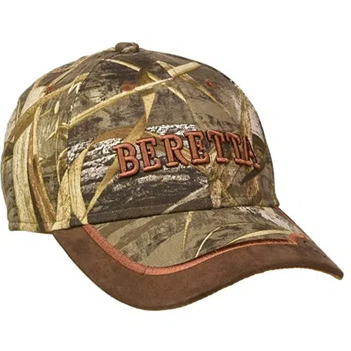 La gorra de béisbol Beretta Camo Cap BC150, de camuflaje, tiene la palabra "BERETTA" bordada en letras de color naranja intenso en el frente. Presenta un patrón de camuflaje que combina verde, marrón y tostado con una visera marrón similar a la gamuza.