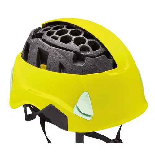 El Petzl Strato es un casco amarillo brillante que presenta un diseño de ventilación en forma de panal de abeja en color negro en la parte superior. Este casco de alta visibilidad viene con correas ajustables y detalles verdes en los laterales para mayor seguridad y estilo.