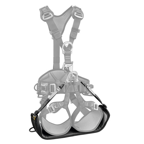 Un arnés de seguridad Asiento Petzl Podium negro y gris, con correas ajustables y hebillas de metal para un uso seguro, se destaca con presillas acolchadas para las piernas para una mayor comodidad y se muestra sobre un fondo blanco.