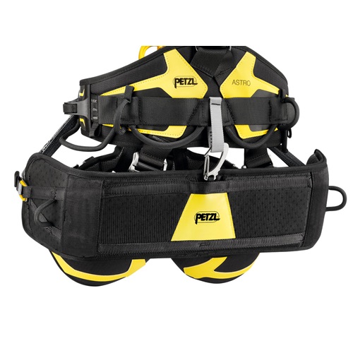 Un arnés de escalada en negro y amarillo con la marca "Petzl Astro", equipado con varias correas ajustables y hebillas de metal para un ajuste seguro. Cuenta con un acolchado acolchado para mayor comodidad y durabilidad, que complementa el diseño del Asiento Petzl Podium.