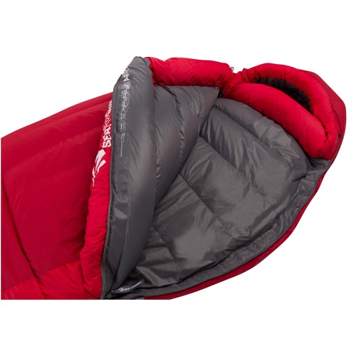 El saco de dormir Pluma Sea To Summit Alpine ApIII - 40°C es un saco de dormir rojo y gris, parcialmente abierto para mostrar su relleno interior. Equipado con una capucha, es ideal para acampar al aire libre en condiciones extremas.