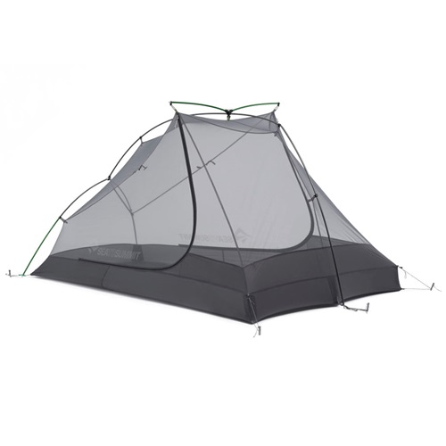 La Carpa Sea To Summit Alto TR2 - 2 personas es una tienda de campaña ligera de color gris para mochileros que cuenta con un toldo de malla y una base negra. Incluye una entrada con una sola puerta y múltiples soportes para postes para brindar estabilidad y comodidad durante tus aventuras.