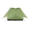 La carpa Sea To Summit Alto TR2 Plus - 2 personas es una carpa geométrica verde diseñada para dos personas, con detalles en negro en la base. Incluye múltiples puntos de amarre y exhibe con orgullo su logotipo en el costado, elegantemente colocado sobre un fondo blanco liso.