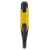 Un grillete negro con forma de U y un cierre de seguridad amarillo brillante en el centro que recuerda a los equipos Petzl. El mosquetón es un elemento robusto que se utiliza habitualmente para asegurar o levantar objetos. Colocado en posición vertical sobre un fondo blanco, transmite fiabilidad y resistencia.