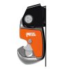 Primer plano de un dispositivo de seguridad de color naranja y plateado de Petzl, con el nombre de la marca en un lugar destacado. Está equipado con un mecanismo de bloqueo Mosquetón Petzl con Base Easytop Wall, lo que lo hace perfecto para actividades de escalada o cuerdas.
