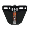 Primer plano de un Mosquetón Petzl con Base Easytop Soporte de pared, fabricado en metal negro con un mecanismo ajustable en color plata y naranja, que cuenta con múltiples orificios de montaje para una instalación perfecta.