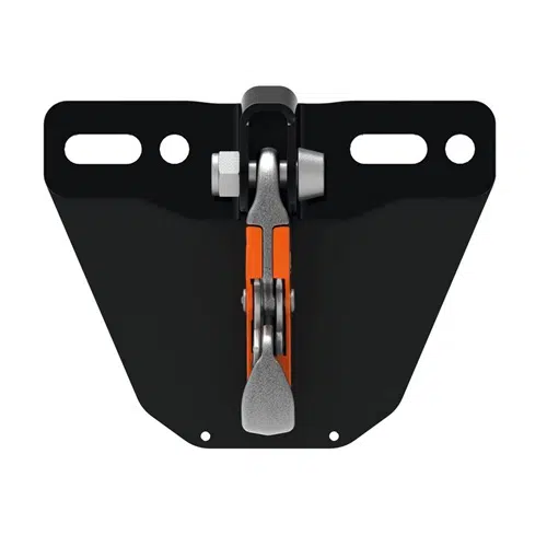 Primer plano de un Mosquetón Petzl con Base Easytop Soporte de pared, fabricado en metal negro con un mecanismo ajustable en color plata y naranja, que cuenta con múltiples orificios de montaje para una instalación perfecta.