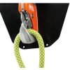 Primer plano de un dispositivo de seguridad Petzl que muestra un Mosquetón Petzl con Base Easytop Wall, con una cuerda verde y amarilla enhebrada a través de él, sobre un fondo negro sólido.