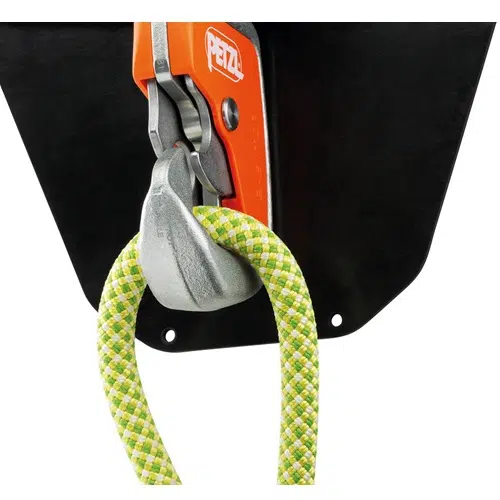 Primer plano de un dispositivo de seguridad Petzl que muestra un Mosquetón Petzl con Base Easytop Wall, con una cuerda verde y amarilla enhebrada a través de él, sobre un fondo negro sólido.