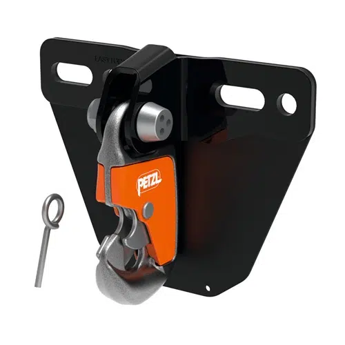Imagen de un soporte de metal negro con un sistema de poleas naranja y plateado de Petzl. Se incluye un anillo de metal independiente, posiblemente para accesorios adicionales o para asegurar. El montaje parece diseñado para escalada o uso industrial con cuerdas, y cuenta con el confiable Mosquetón Petzl con Base Easytop Wall.