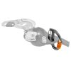 Mosquetón Seguridad Petzl Freino Z, un dispositivo de seguridad para escalada en color plata y naranja con mosquetón de bloqueo incorporado, se muestra sobre un fondo blanco. Su diseño permite que el dispositivo se abra, revelando su intrincado mecanismo interno.
