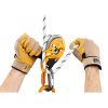Dos manos con guantes amarillos ajustan una cuerda blanca y negra que pasa por un dispositivo de seguridad Petzl Freino Z amarillo y plateado. Un mosquetón adicional está unido al dispositivo para mayor seguridad.