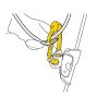 Ilustración de una mano que utiliza un mosquetón amarillo, como el Petzl RollClip, unido a una cuerda, lo que demuestra la configuración de un equipo de escalada. También se muestra un dispositivo de aseguramiento en la cuerda, lo que indica la configuración de un equipo de seguridad.