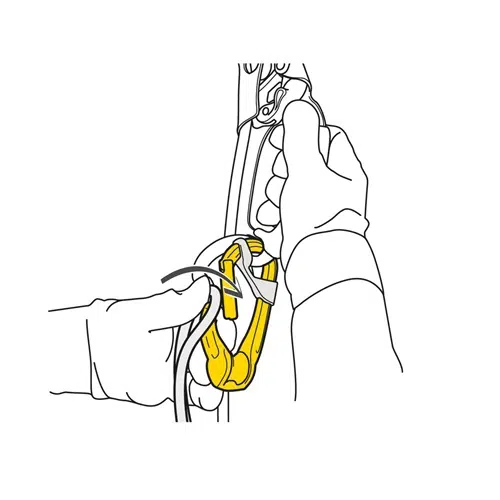 Una ilustración de manos que aseguran un Petzl RollClip, un mosquetón amarillo que presenta una pértiga, a un anclaje de escalada, demostrando la técnica de clipado adecuada para la seguridad en la escalada en roca.