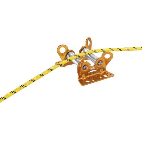 Cuerda de escalada amarilla y negra enhebrada a través del Protector para Cuerda Petzl Roller Coaster, un dispositivo de polea naranja con dos ruedas. Este dispositivo incluye orificios para colocar mosquetones y está diseñado para garantizar un movimiento suave durante las operaciones de escalada o rescate.