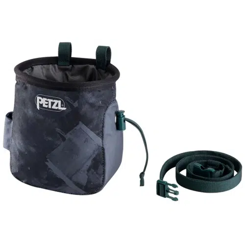La Bolsa Petzl para Magnesio Saka, en color negro y gris con el logotipo de Petzl, incluye un cinturón ajustable. Cuenta con un cierre de cordón, una trabilla de tela y un pequeño portacepillos en el lateral. El cinturón desmontable está equipado con una hebilla de plástico para un cierre seguro alrededor de la cintura.
