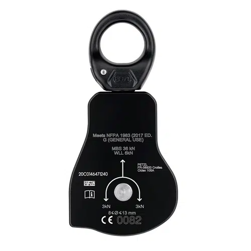 La polea Petzl Spin L1D está equipada con una polea negra con un asa superior circular y especificaciones impresas, que incluyen "Cumple con la norma NFPA 1983 (2017 ED)", "MBS 36kN" y "WLL 6kN". Varios símbolos indican sus límites de carga y certificaciones de seguridad, lo que garantiza un rendimiento confiable.