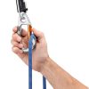 Una mano sujeta una cuerda de escalada azul conectada a un mosquetón Petzl Tiptop Steel Pack Mosquetón con mecanismo de bloqueo naranja. Esta configuración segura, lista para un ascenso emocionante, demuestra la fiabilidad de estas herramientas de escalada esenciales.
