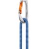 Un mosquetón plateado con un cierre naranja se engancha a una cuerda trenzada azul y blanca. Este diseño Petzl Tiptop Steel, parte del Pack Mosquetón Petzl Tiptop Steel – 10 unidades, destaca sobre un fondo blanco liso, enfatizando la calidad del material de escalada.