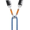 Un equipo de escalada muestra dos mosquetones Petzl Tiptop Steel conectados a bucles de cuerda azul. Los mosquetones, con mecanismos de bloqueo de color naranja, forman una Y. Perfecto para quienes necesitan fiabilidad, el Pack Mosquetón Petzl Tiptop Steel incluye 10 unidades para una seguridad y un soporte superiores.