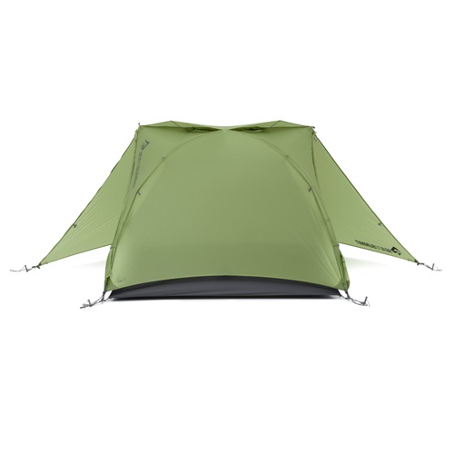 La Carpa Sea To Summit Telos TR2 - 2 personas es una tienda de campaña verde con forma de cúpula equipada con cuatro cuerdas tensadas en cada lado. Ofrece una entrada frontal y cuenta con un diseño elegante y minimalista sobre un fondo blanco liso, lo que la convierte en una opción ideal para cualquier aventura al aire libre.