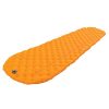 La colchoneta Sea To Summit UltraLight ASC Regular es una colchoneta inflable de color naranja que presenta una superficie texturizada similar a un panal. Se estrecha en un extremo y tiene una válvula de inflado en el extremo más ancho, lo que la hace ideal para acampar y para aventuras al aire libre.