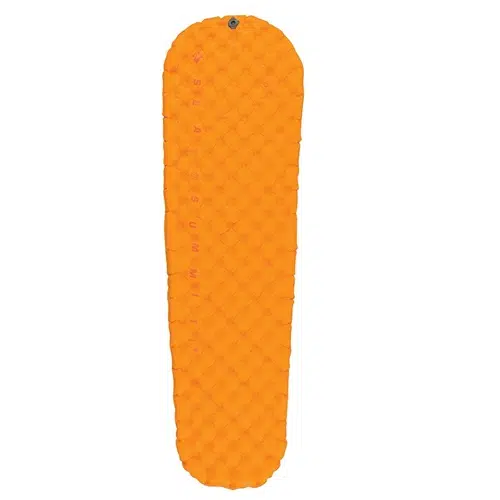 Colchoneta inflable para dormir Sea To Summit UltraLight ASC Regular de color naranja con una textura de superficie acolchada, diseñada para acampar y usar al aire libre. La colchoneta rectangular tiene bordes redondeados y una válvula superior para inflarla fácilmente.