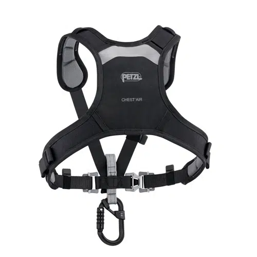Arnés de pecho industrial Petzl Chest’Air en color negro y gris, con correas ajustables y hebillas de metal. La marca "Petzl" se muestra de forma destacada en el panel posterior, lo que lo hace ideal para escalar, con un mosquetón adjunto en la parte inferior.