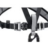 Primer plano de un arnés de escalada negro y gris, similar al Arnés Industrial para Pecho Petzl Chest’Air, con hebillas de metal y un mosquetón. Este arnés cuenta con correas ajustables y una cinta resistente para garantizar la seguridad durante las actividades de escalada.