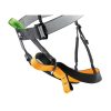 Una vista detallada del arnés de escalada Arnés Petzl Pandion muestra sus correas naranjas y negras, complementadas con una presilla verde y un acolchado gris, específicamente diseñado para una fijación segura durante las actividades de escalada.