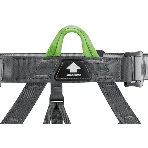 Primer plano de un arnés de escalada gris Arnés Petzl Pandion con una presilla de sujeción verde en la parte posterior. El arnés incluye correas ajustables y una etiqueta con una flecha que apunta hacia arriba que indica dónde colocar el equipo de seguridad.