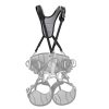 El arnés industrial para pecho Petzl Sequoia SRT, en color negro y gris, cuenta con perneras ajustables y correas resistentes. Está equipado con hebillas de seguridad y un cinturón acolchado para garantizar la seguridad y la comodidad durante la escalada o actividades similares.