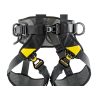 El arnés Petzl Volt Internacional de Arnés Industrial, de llamativo diseño en negro y amarillo, incluye hebillas y presillas metálicas. Equipado con correas acolchadas para hombros y piernas, ofrece protección y comodidad para trabajos industriales o de construcción. Este arnés se muestra sobre un fondo blanco liso.
