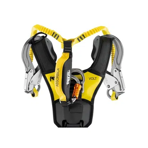Imagen de un arnés de seguridad con la etiqueta "Arnés Industrial Petzl Volt Internacional" con correas amarillas y negras. Este diseño inspirado en Petzl incluye dos grandes ganchos metálicos para asegurar y un punto de enganche central, lo que garantiza que cumple con las normas internacionales de protección contra caídas en trabajos en altura.