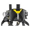 Primer plano del arnés de seguridad Arnés Petzl Volt Wind Internacional, con acolchado negro y gris y detalles en amarillo. Tiene anillos en D de metal en cada lado, múltiples correas ajustables y hebillas para un ajuste seguro, diseñado para cumplir con los estándares internacionales de la industria eólica.